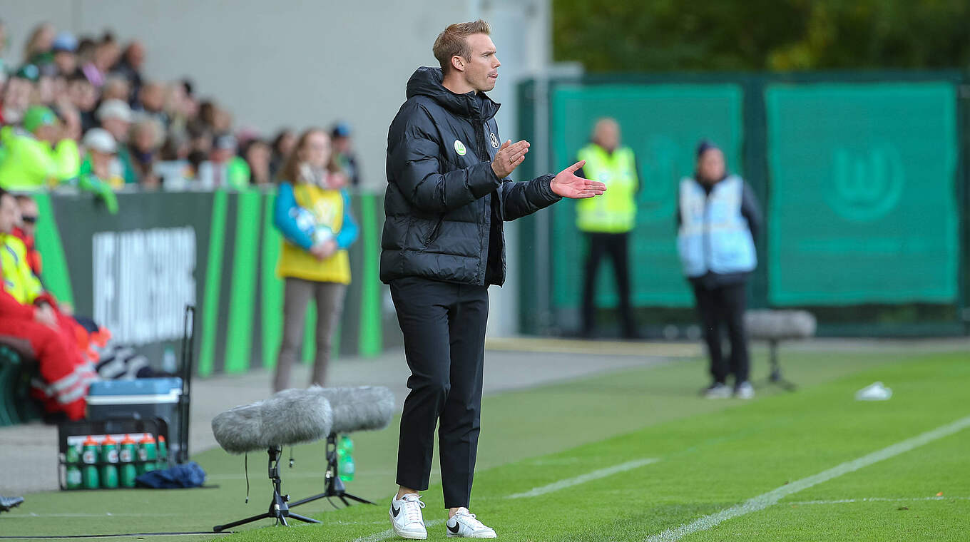 Wolfsburgs Trainer Tommy Stroot: "Den Blick auch wieder nach vorne werfen" © IMAGO