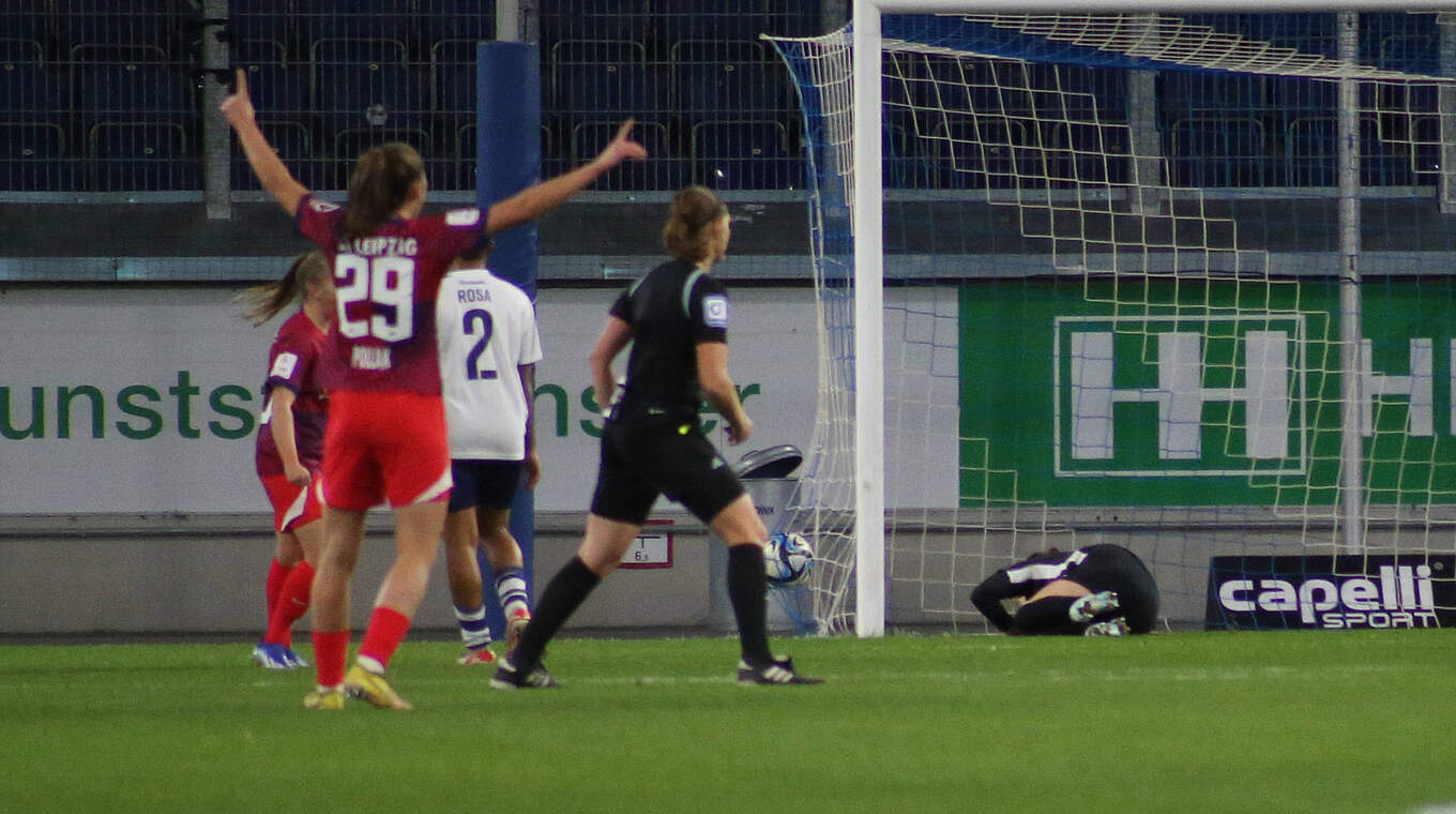 Im Zweikampf: Duisburgs Felicia Rosa (l.) und Julia Pollak von RB © Imago Images