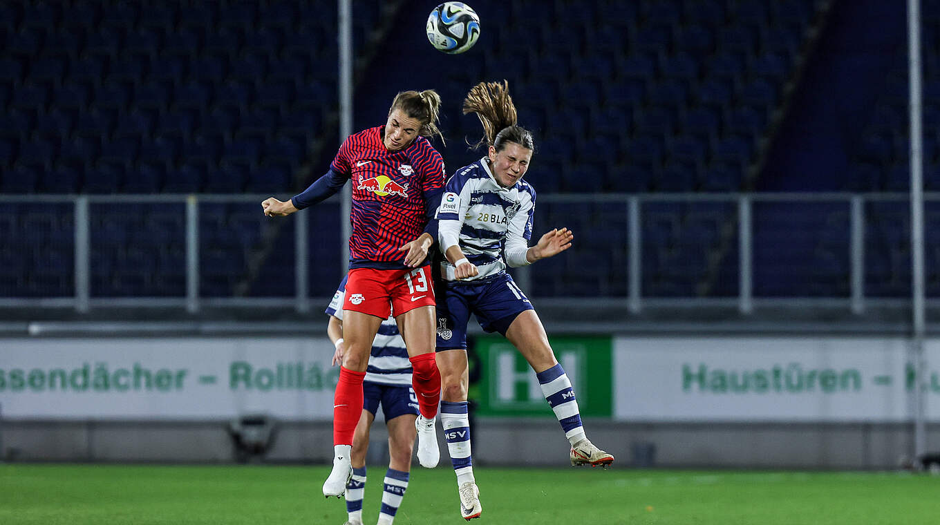 Im Kopfballduell: Leipzigs Sandra Starke (l.) und Duisburgs Antonia-Johanna Halverkamps © Imago Images