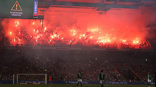 Zünden im Gastspiel bei Werder Bremen massiv Pyrotechnik: Anhänger des FC Bayern © 2023 Getty Images