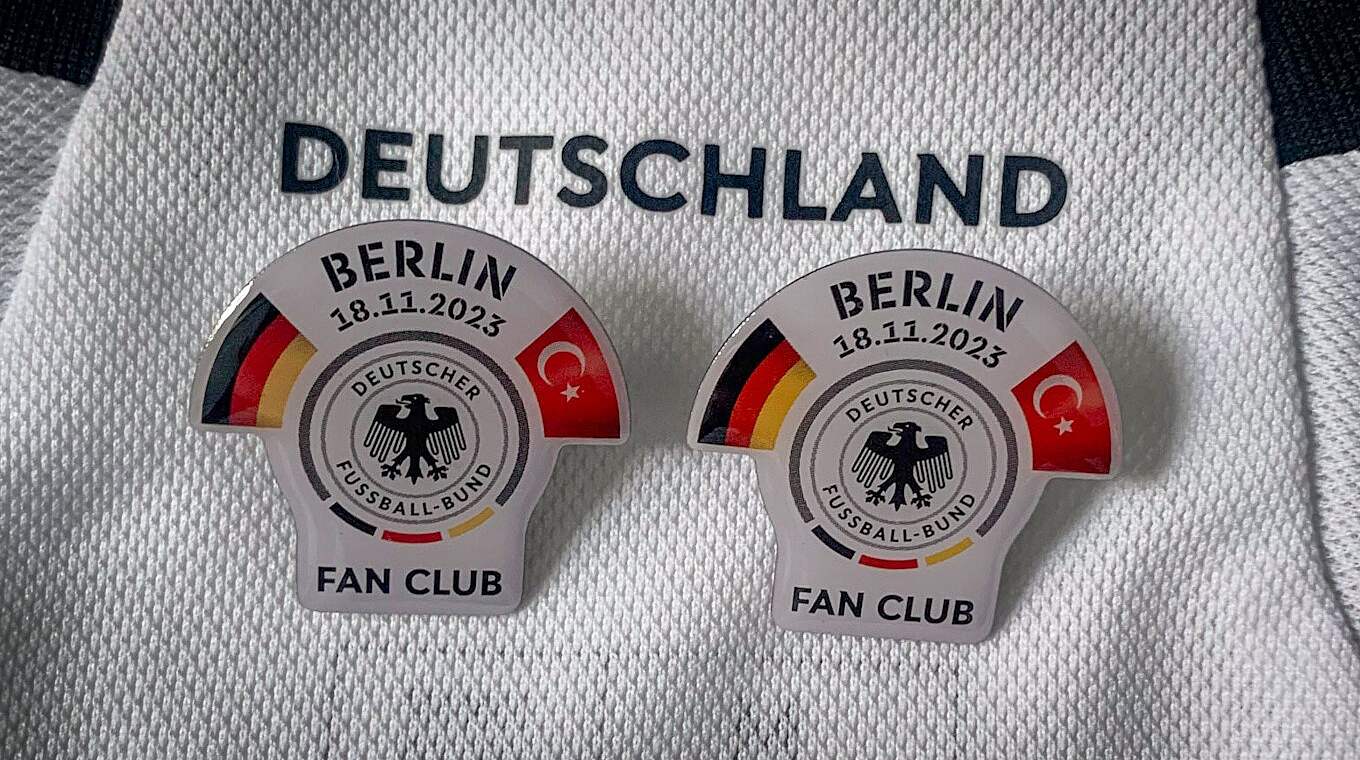 Auch in Berlin gegen eine Spende erhältlich: die begehrten Spieltag-Pins © Fan Club Nationalmannschaft
