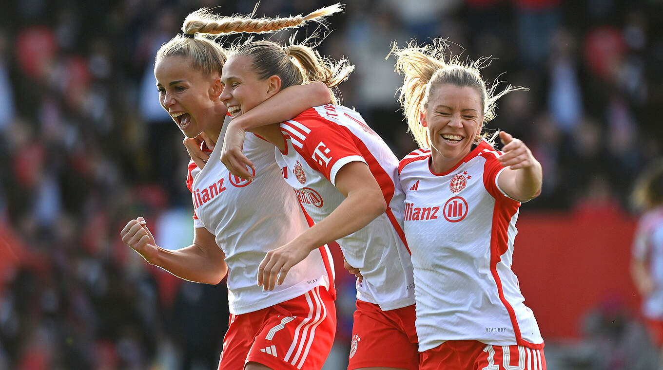 Großer Jubel beim FCB: Giulia Gwinn, Klara Bühl und Linda Dallmann (v.l.) feiern den Sieg gegen Wolfsburg © imago