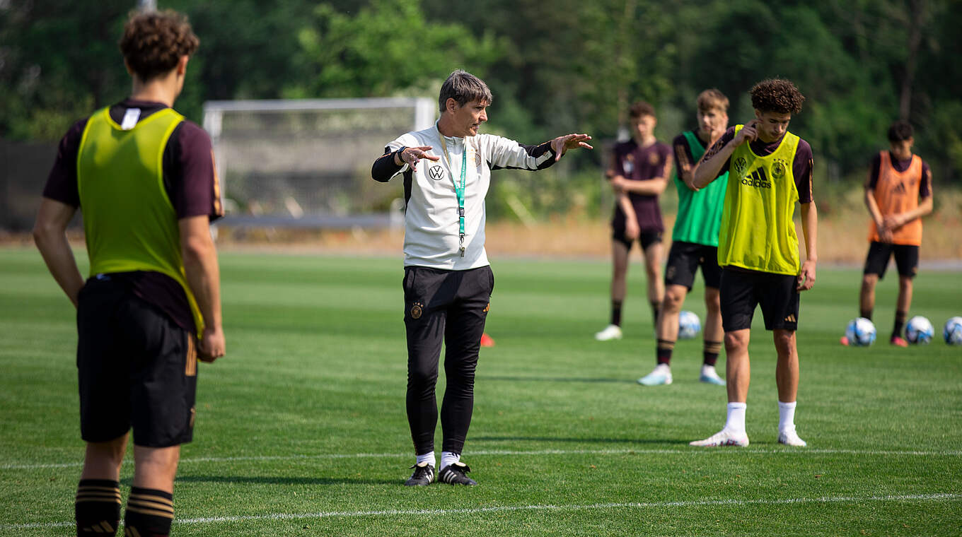 Prus (2.v.l.): "Die Entwicklung der Mannschaft kann ich als sehr gut bezeichnen" © Lara Suffel/DFB