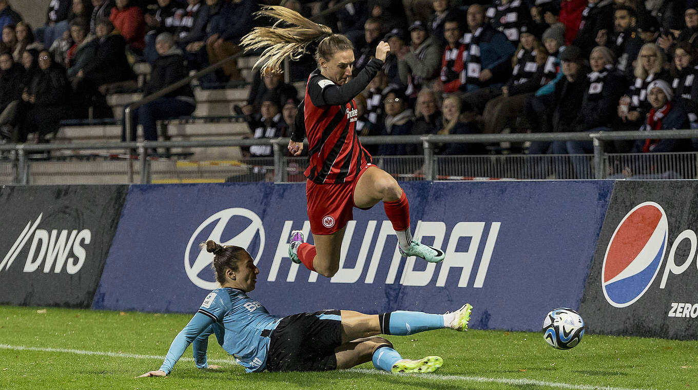 Abgehoben: Frankfurts Lara Prasnikar überläuft beim 2:2 gegen Leverkusen Sylwia Matysik (l.) © imago