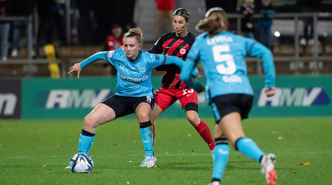 Abgeschirmt: Nikola Karczewska (l.) behauptet den Ball gegen Frankfurts Sara Doorsoun © imago