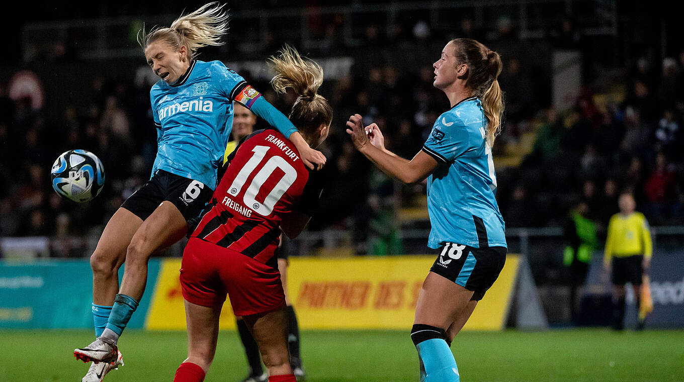 Umkämpfte Partie: Bayers Elisa Senß (l.) im Zweikampf mit Laura Freigang von der Eintracht © imago