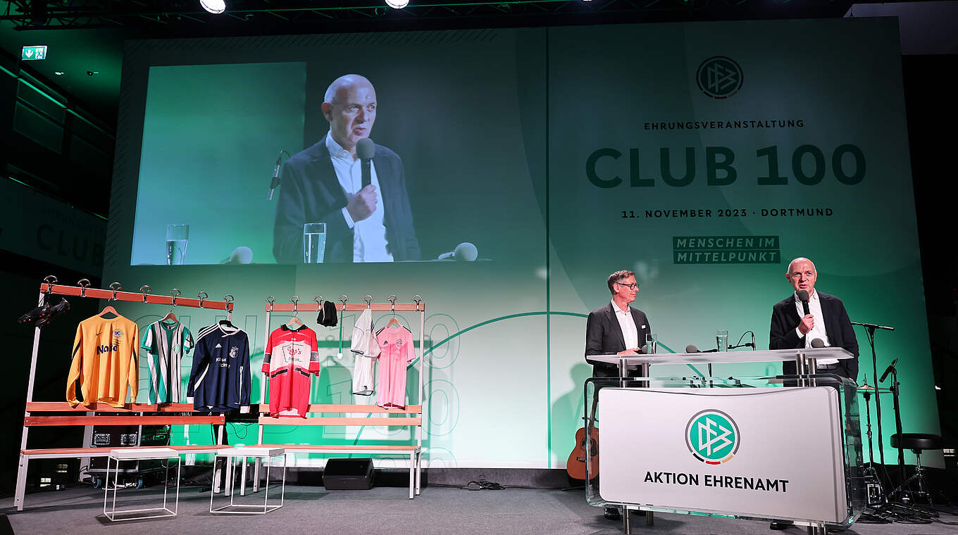 Eröffnet den Abend im Fußballmuseum: DFB-Präsident Bernd Neuendorf (r.) © Christof Koepsel