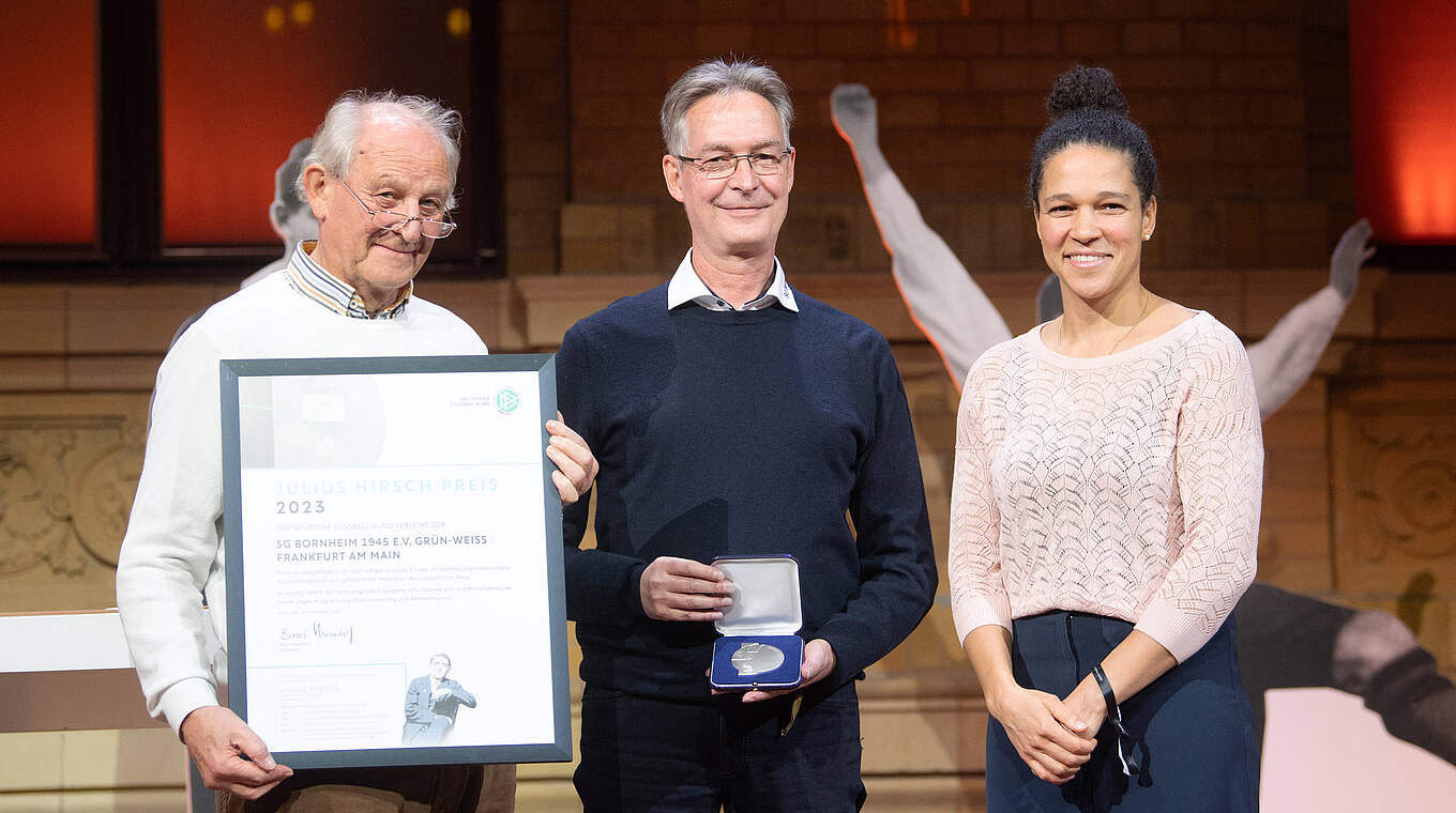 v.l.: Harald Seehausen und Jürgen Holzapfel (beide SG Bornheim) erhalten von Celia Sasic den Preis für den 2. Platz © IMAGO/Koch