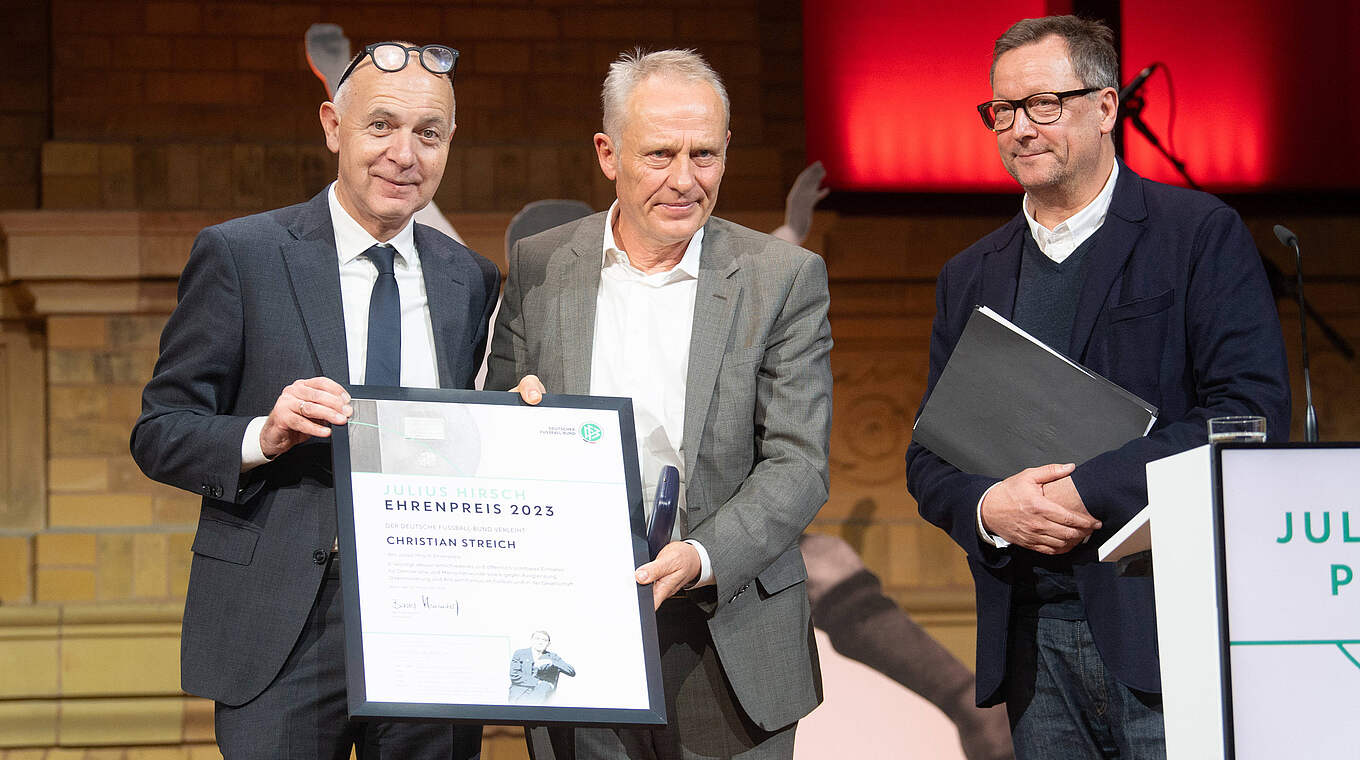 Der Ehrenpreis 2023 ging an Freiburgs Trainer Christian Streich (m.) © IMAGO/Koch