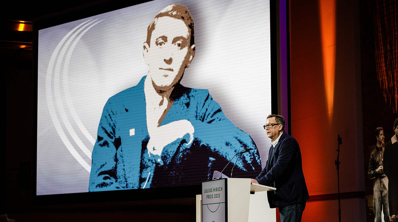 Schauspieler Matthias Brandt vor einem Bild von Julius Hirsch © Getty Images