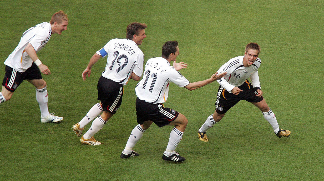 Kapitän beim Eröffnungsspiel der WM 2006 in Deutschland: Schneider feiert Lahm (r.) © imago