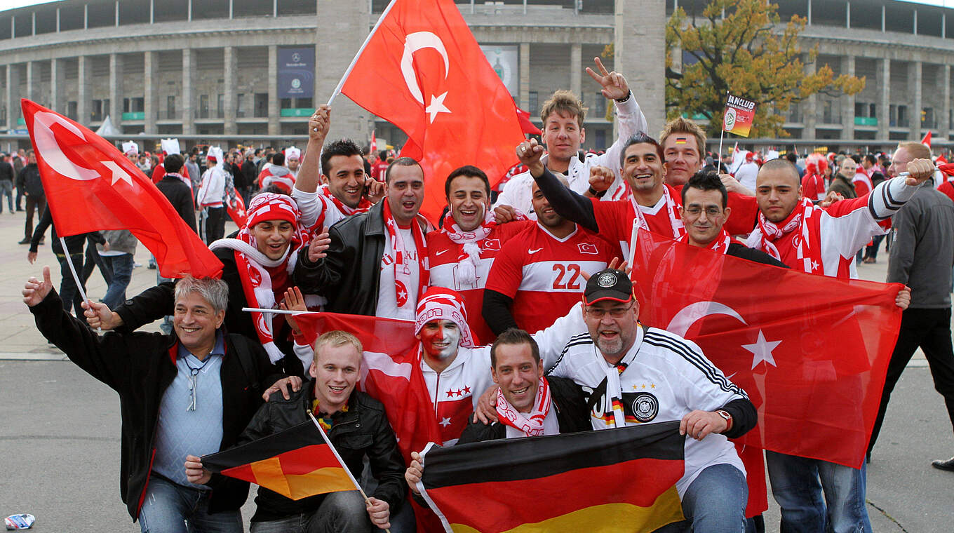 Besondere Duelle in Berlin: Viele türkische Fans im Olympiastadion © imago