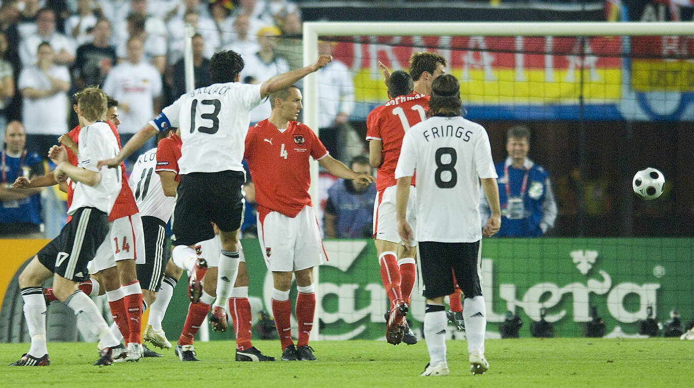 Hammer zum 1:0-Sieg im EM-Gruppenspiel 2008:  Ballack gegen Österreich in Wien © imago