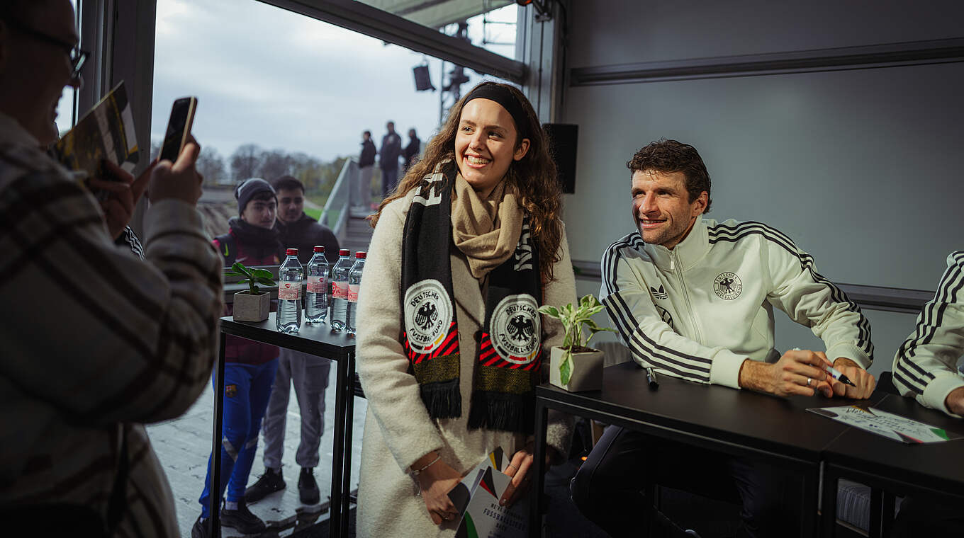Fotos mit Fans: Weltmeister Thomas Müller beim Fan-Event in Berlin © Philipp Reinhard/DFB