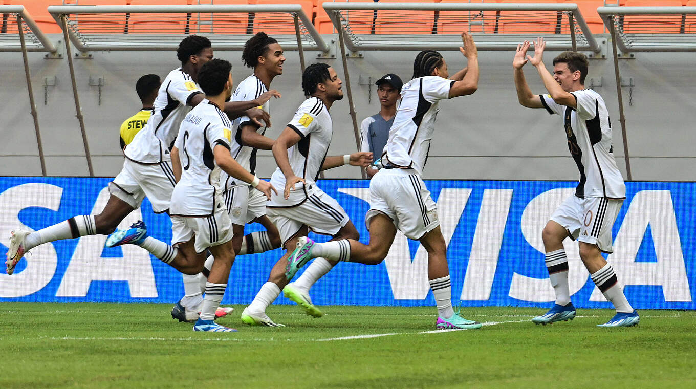 Drei Scorerpunkte im WM-Spiel gegen Venezuela: Robert Ramsak (r.) lässt sich feiern © Imago Images