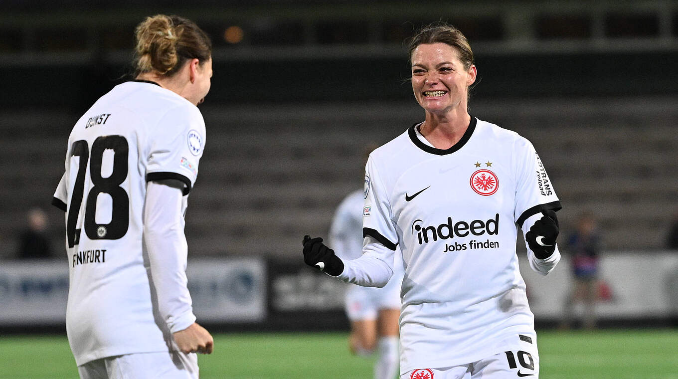 Barbara Dunst (l.) und Verena Hanshaw bejubeln das 2:0 gegen den FC Rosengard © Imago Images
