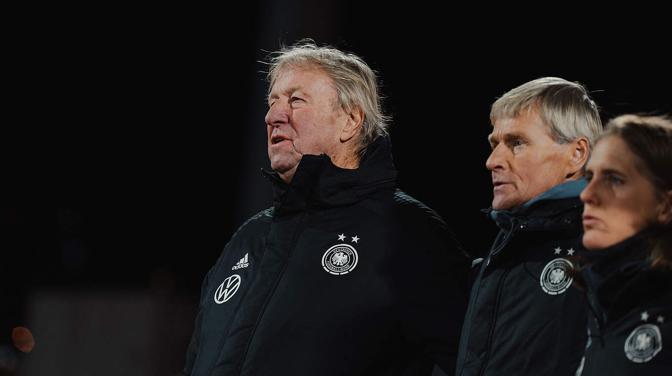 Hrubesch (left): “We want to perform well in our last two games of the year” © Sofieke van Bilsen/DFB