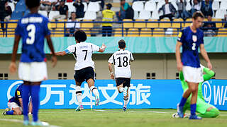 Abdrehen zum Siegerjubel: Yalcinkaya und die U 17 stehen im WM-Viertelfinale © FIFA/FIFA via Getty Images