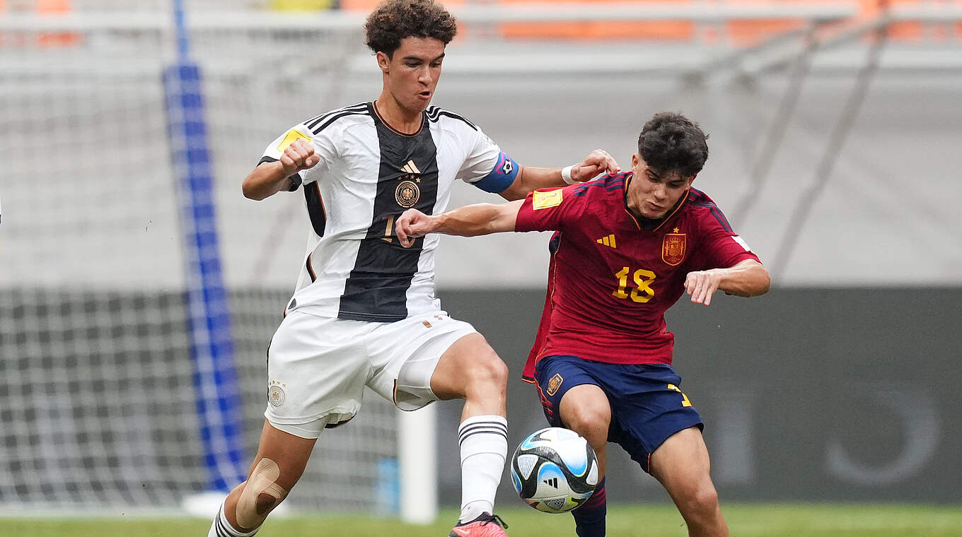 Taktgeber und Kapitän der deutschen U 17: Noah Darvich (l.) vom FC Barcelona © FIFA/Getty Images