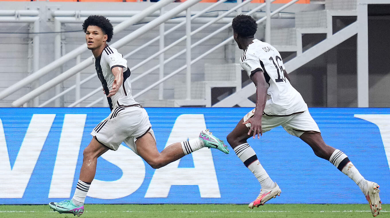 Jubel beim Siegtorschützen: Paris Bunner (l.) schießt die U 17 ins WM-Halbfinale © FIFA/Getty Images