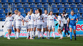 Frühe Führung: Das TSG-Team feiert das 1:0 durch Jill Janssens © IMAGO