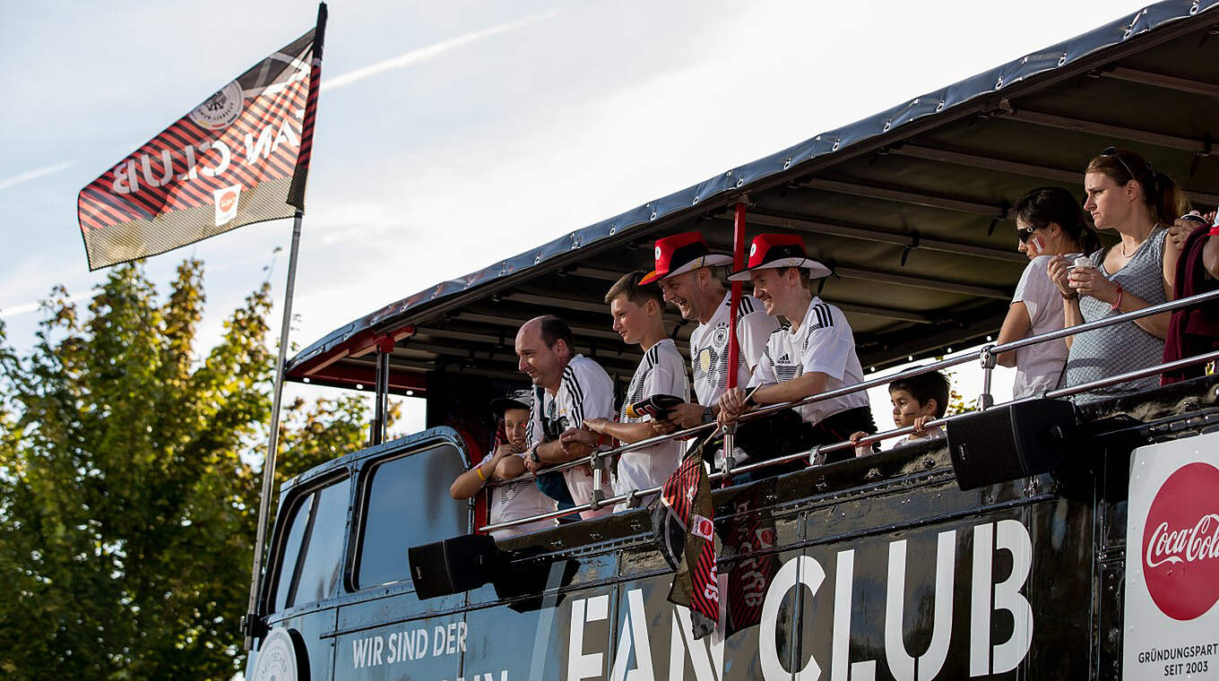 Länderspiel gegen Dänemark: Fan-Club-Bus als Anlaufpunkt für Fans vor Ort © Getty Images