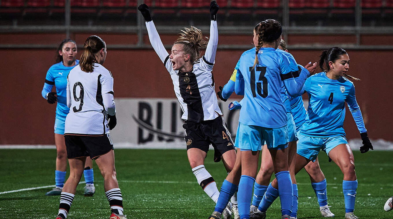 Trifft in der 16. Spielminute zur Führung für die deutsche U 19: Sara Ritter (M.) © Getty Images