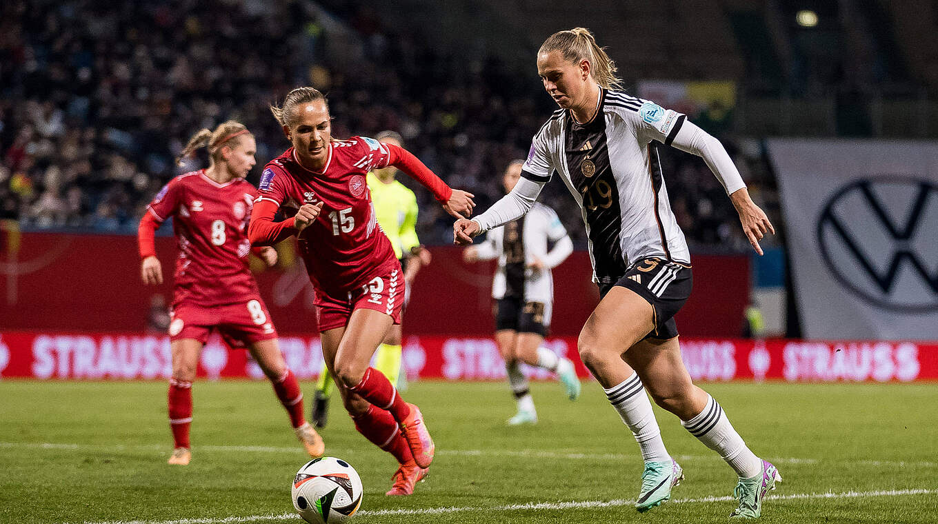 Im Zweikampf: Frederikke Thogersen (l.) und Klara Bühl © Imago Images