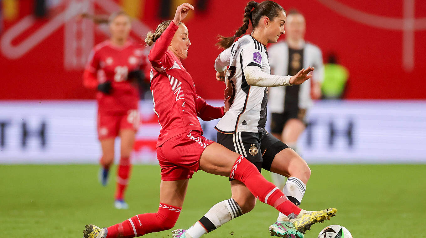 Im Zweikampf: Sanne Trölsgaard (l.) und Sara Däbritz © Imago Images