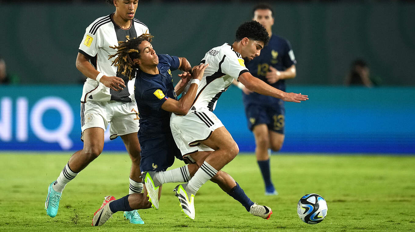 Umkämpfte Partie: Fayssal Harchaoui im Zweikampf © FIFA/FIFA via Getty Images