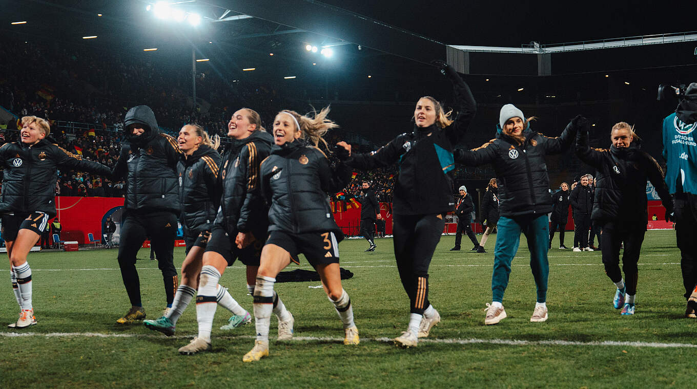 Gemeinsamer Jubel nach dem 3:0 gegen Dänemark: "Wir sind alle sehr erleichtert" © Sofieke van Bilsen/DFB