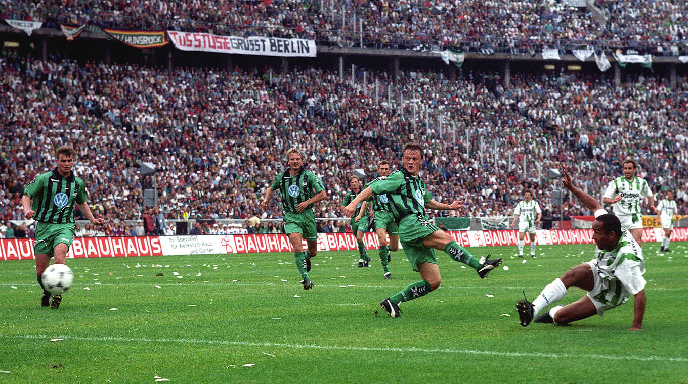 Erstes Tor im Pokalfinale 1995: Martin Dahlin (r.) trifft zum 1:0 für Gladbach  © imago images/Horstmüller