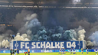 Rauchtöpfe gezündet: Sportgericht verhängt Geldstrafe gegen Schalke 04 © IMAGO