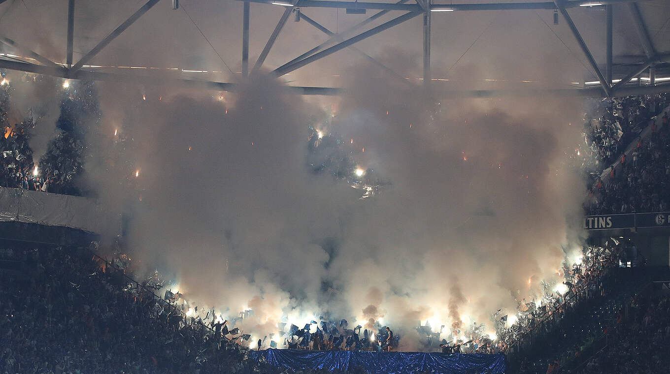 Massiv Pyrotechnik gezündet: die Zuschauer des 1. FC Magdeburg © IMAGO