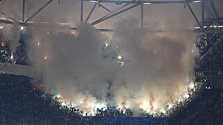 Massiv Pyrotechnik gezündet: die Zuschauer des 1. FC Magdeburg © IMAGO