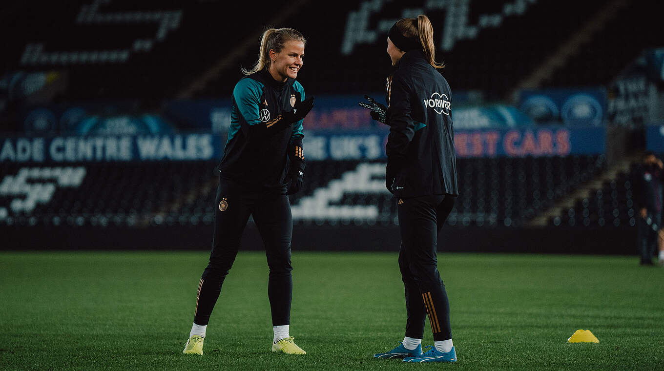 Lena Petermann (l.) und Sarai Linder © Sofieke van Bilsen/DFB