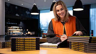 Herzensprojekt in limitierter Auflage: Laura Freigang signiert ihr Fotobuch © Thomas Böcker/DFB