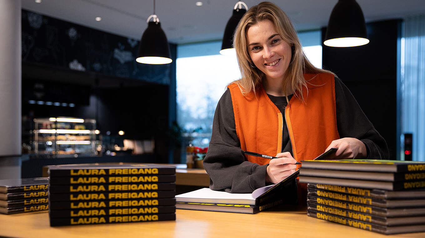 Herzensprojekt in limitierter Auflage: Laura Freigang signiert ihr Fotobuch © Thomas Böcker/DFB