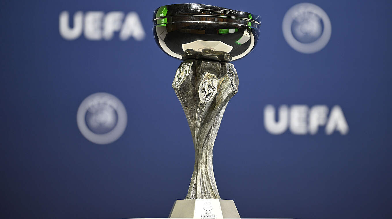 Um ihn geht es im Juli 2024 in Nordirland: Der EM-Pokal der U 19-Junioren © Kristian Skele/UEFA via Getty Images