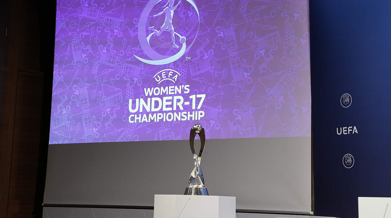 Der EM-Pokal: Die Endrunde wird im Mai 2024 in Schweden ausgetragen © UEFA