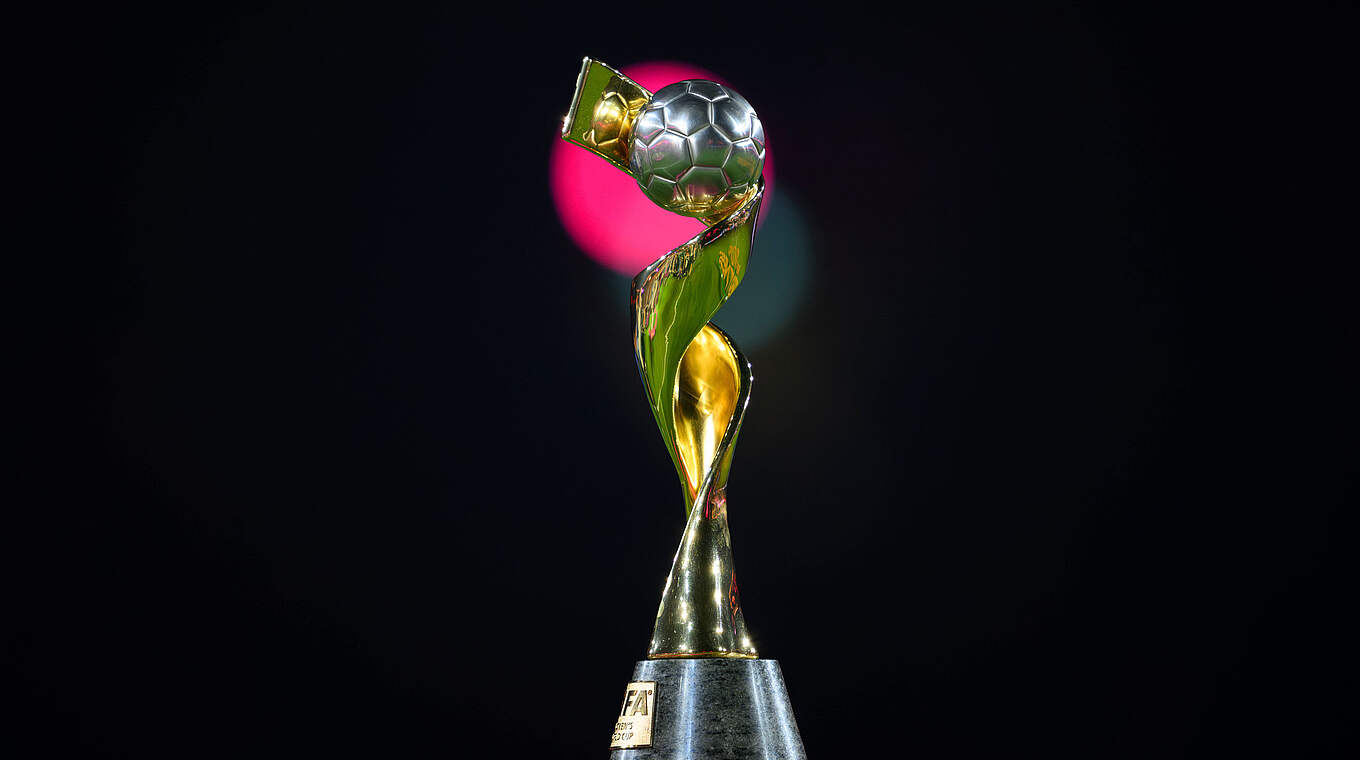 Das Objekt der Begierde: der WM-Pokal © imago