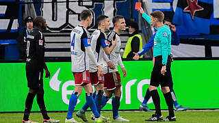Sieht im Spiel gegen Paderborn die Rote Karte: Hamburgs Miro Muheim (2.v.r.) © imago