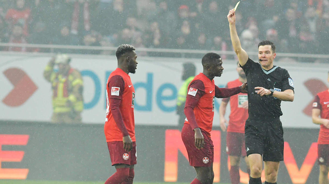Nach seiner Roten Karte gegen Hertha BSC gesperrt: Kaiserslauterns Afeez Aremu © imago