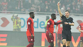 Nach seiner Roten Karte gegen Hertha BSC gesperrt: Kaiserslauterns Afeez Aremu © imago