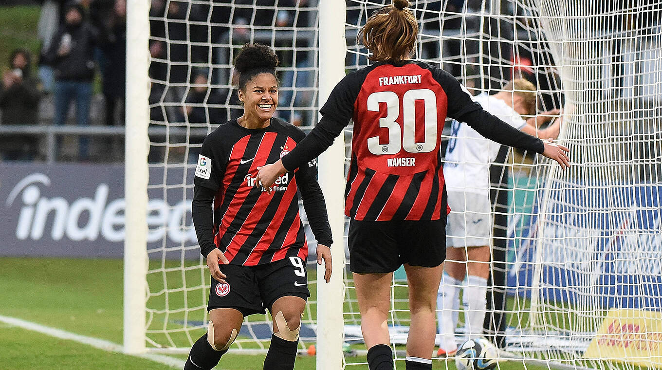 Bejubelt ihren Treffer zum 3:1-Endstand: Shekiera Martinez (l.) und Carlotta Wamser © Imago Images