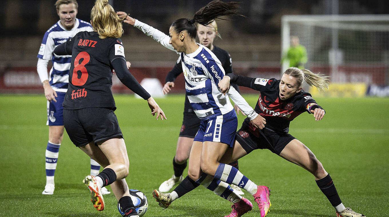Voller Einsatz: Elisa Senß (r.) gegen Duisburgs Miray Cin © IMAGO/Beautiful Sports