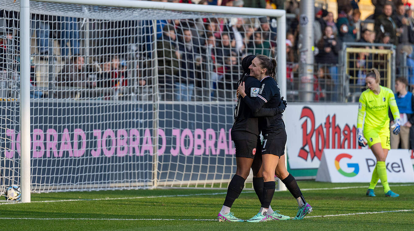 Bejubeln das Tor zum 4:0-Endstand: Nicole Anyomi (l.) und Lara Prasnikar © Imago Images