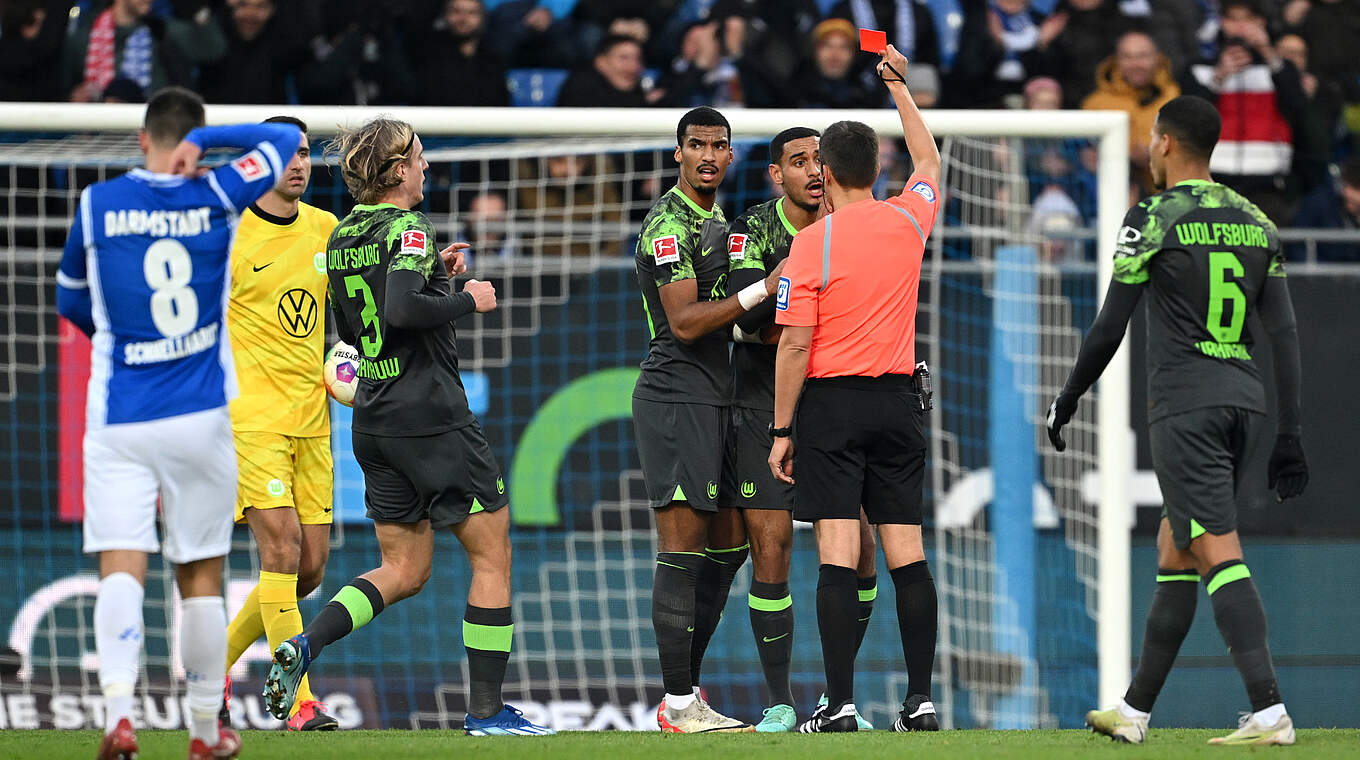 Sieht im Spiel in Darmstadt die Rote Karte: Wolfsburgs Maxence Lacroix © 2023 Getty Images