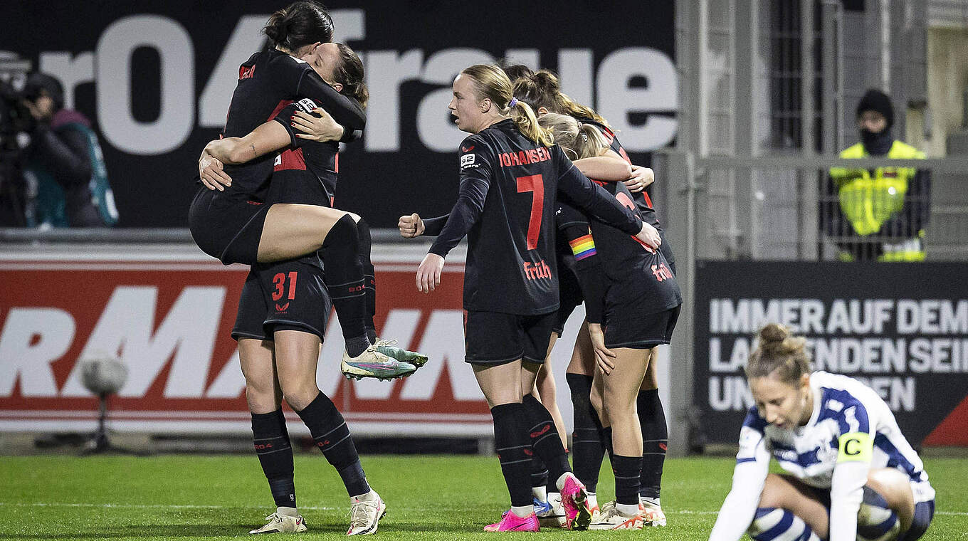 Sieg gegen Duisburg: Bayer Leverkusen freut sich über den Erfolg im NRW-Duell © Imago