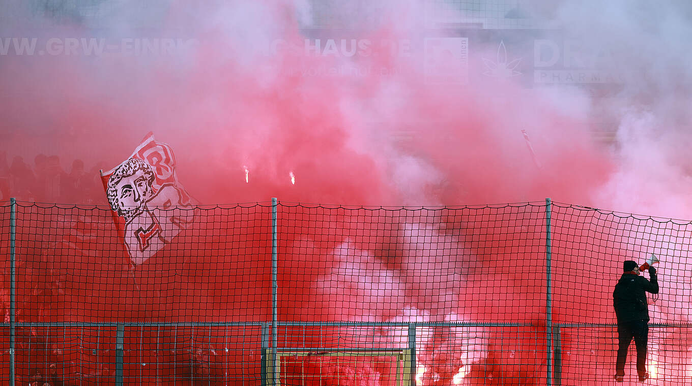 Pyrotechnik im Gastspiel bei 1860 München: Geldstrafe für Jahn Regensburg © 2023 Getty Images